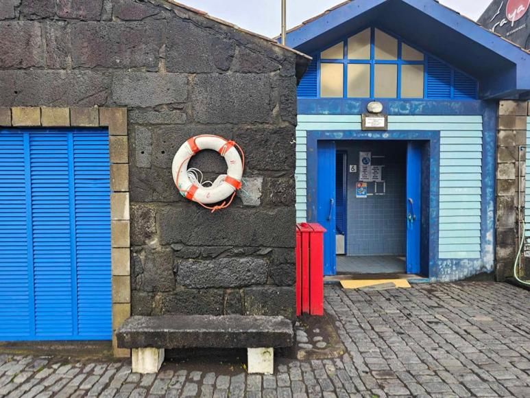 Bo&iacute;a colocada na praia do Almoxarife